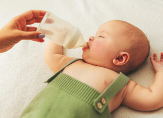 Bebés enferman por fórmulas que imitan la leche materna: ¿a qué se debe?