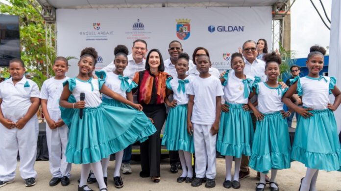 Gobierno y Gildan RD entregan parque infantil y campo de béisbol remozado en San Antonio de Guerra