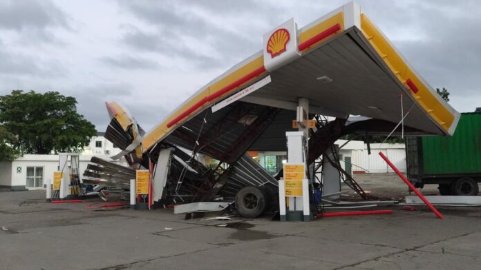 Conductor de patana resulta herido tras impactar estación de combustible en Santiago