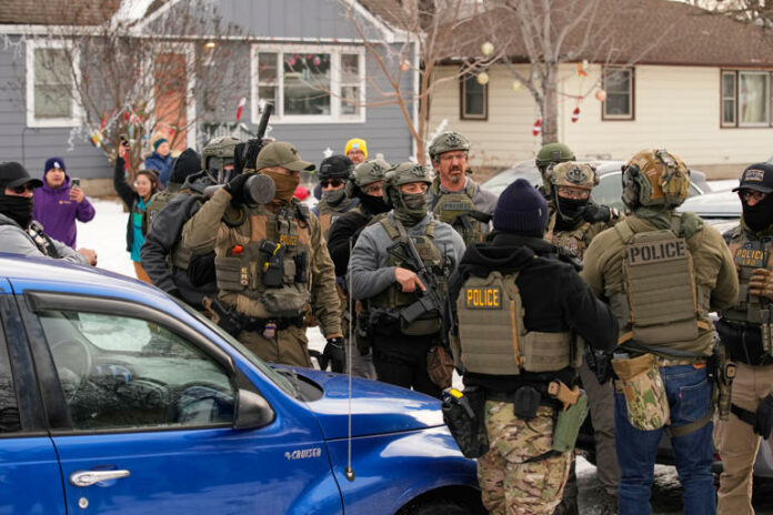 Tribunal de Minnesota prohíbe al ICE utilizar la fuerza contra manifestantes y detenerlos