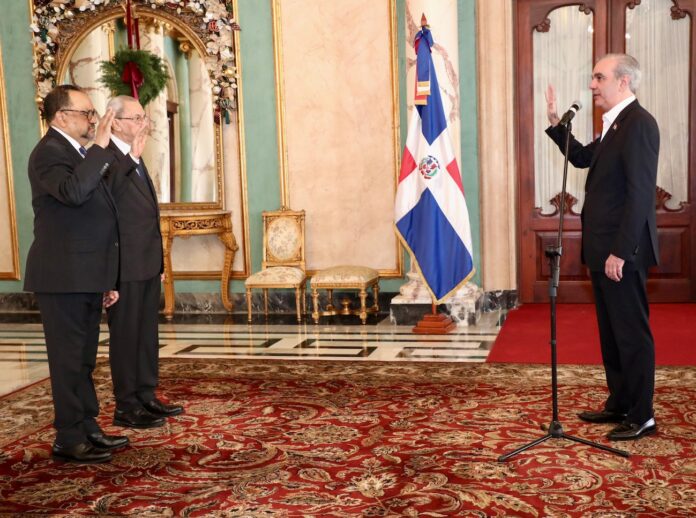 Abinader juramenta a Antoliano Peralta como ministro de Justicia y a Subero Isa como consultor jurídico