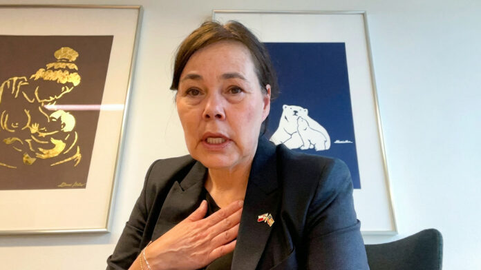 Canciller de Groenlandia llora tras la reunión en la Casa Blanca