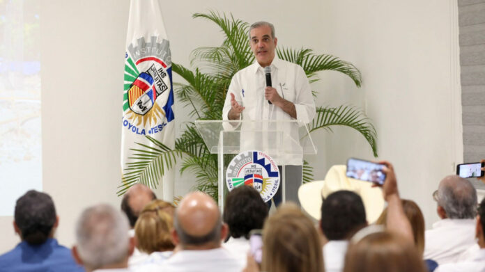 Abinader anuncia entrega de 400 becas para estudiantes de la Extensión Dajabón del IEESL