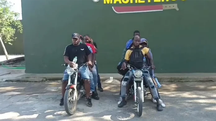 Ejército intercepta motocicletas con 11 haitianos indocumentados durante operativos en Mao