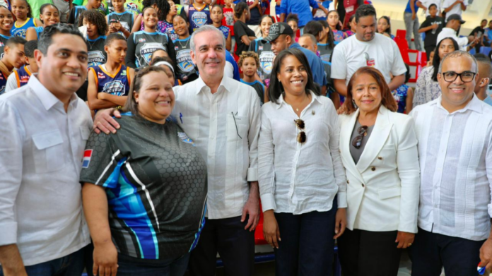 Abinader inaugura remozamiento del polideportivo Dajabón, cancha de voleibol y nueva casa club