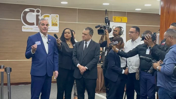 Presidente Luis Abinader recibe la nueva cédula de identidad