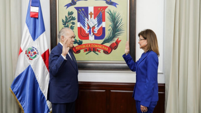 Raquel Peña juramenta a Pedro Urrutia como nuevo director de la DGII