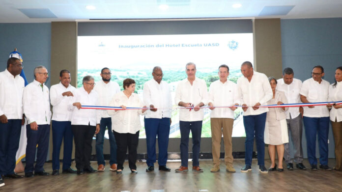 Abinader inaugura el Hotel Escuela UASD con auditorio y aula inteligente