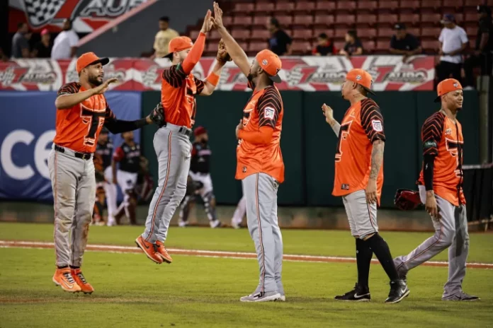 Toros se apoyan en pitcheo y bateo para vencer a Gigantes