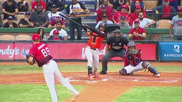 Toros vencen al Escogido y empatan en el liderato