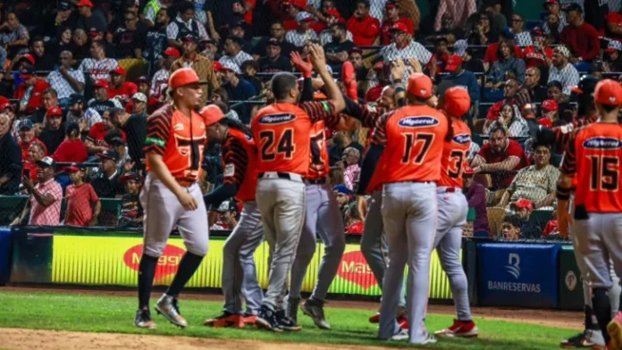 Los Toros reaccionan y vencen 3-2 a los Leones viniendo de atrás