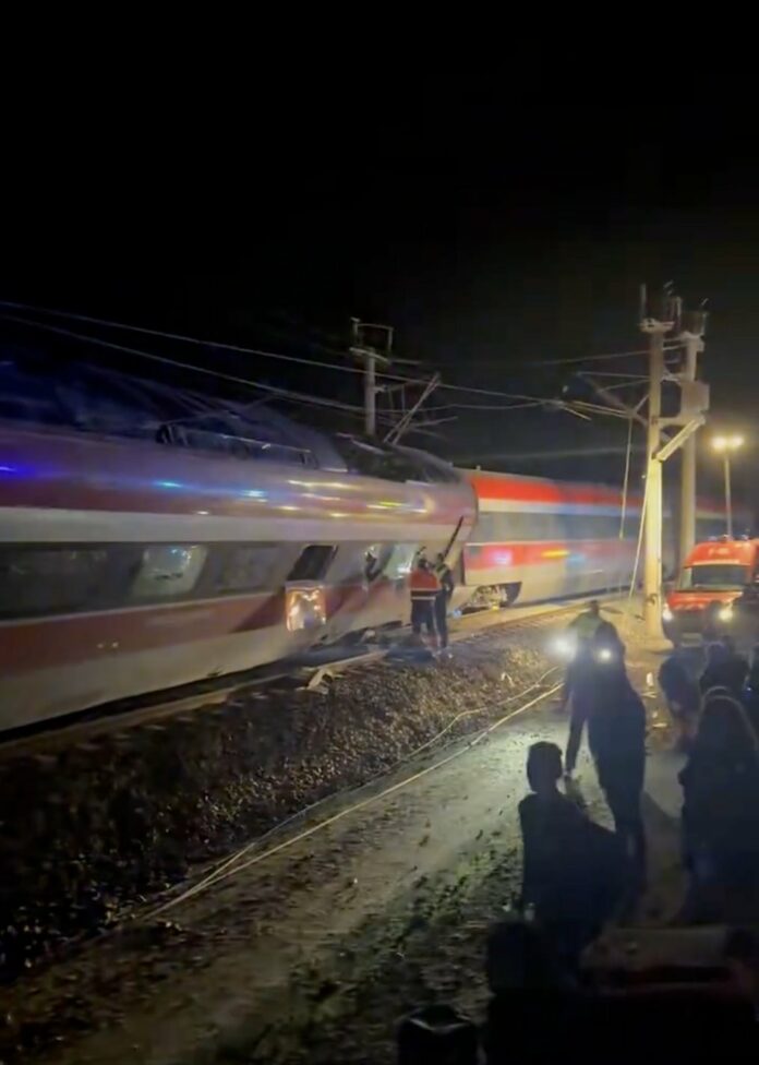 Varios muertos y heridos tras descarrilar dos trenes de alta velocidad en España