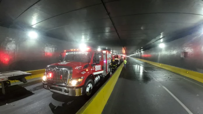 Se normaliza tránsito tras incendiarse vehículo en túnel de la 27 de Febrero