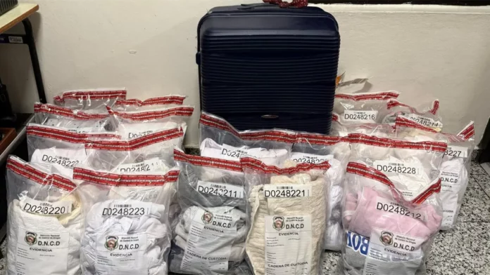 Atrapan dominico-italiana con 110 prendas de vestir impregnadas de presunta cocaína
