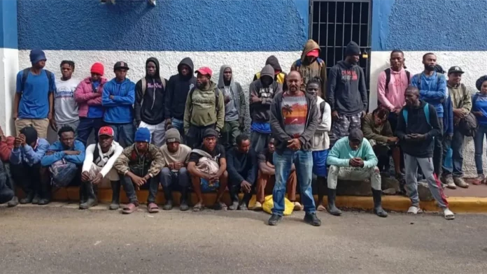 Ejército detiene camionero que transportaba a 32 haitianos indocumentados en Santiago