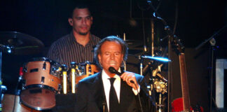 Julio Iglesias demanda por «injurias» a la vicepresidenta española Yolanda Díaz