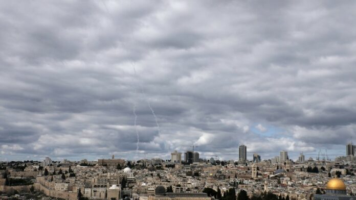 Irán lanza nueva ola de ataques con misiles contra IsraelIrán lanza nueva ola de ataques con misiles contra Israel