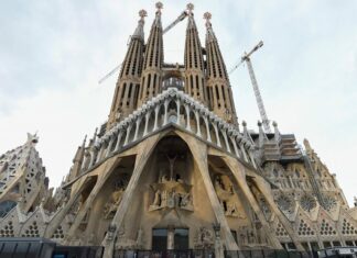 Una icónica pieza de la Sagrada Familia de Gaudí al fin ‘toca el cielo’ de Barcelona