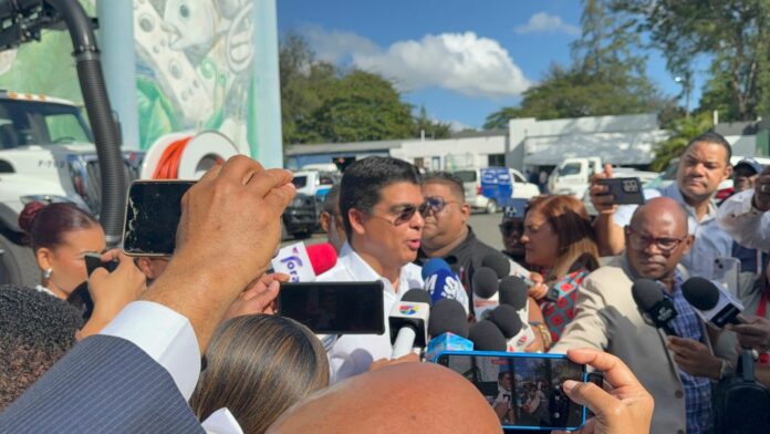 Entregan cuatro camiones succionadores para servicio de la CAASD