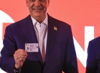 Abinader recibe la nueva licencia de conducir con estándares internacionales