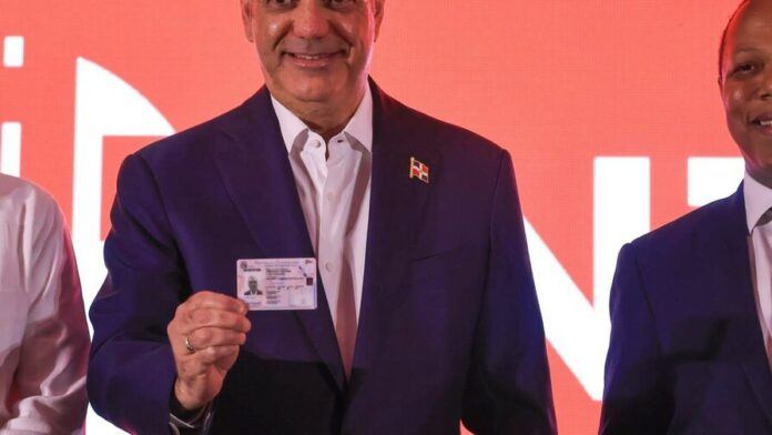 Abinader recibe la nueva licencia de conducir con estándares internacionales