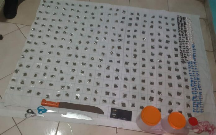PN y DNCD incautan drogas y armas blancas en Puerto Plata