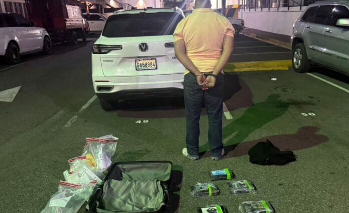 Interceptan en Boca Chica a hombre con presunta cocaína y arma de fuego