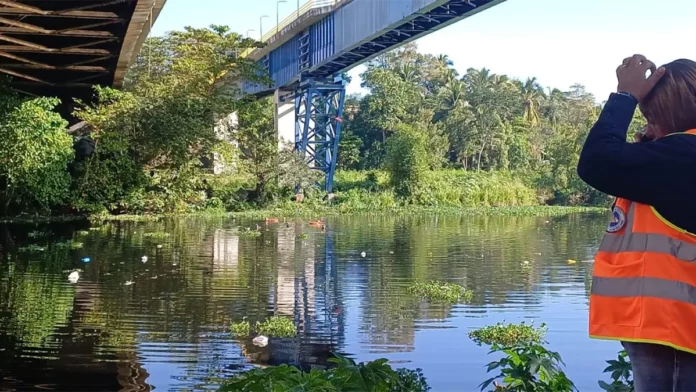 Buzos buscan motorista que cayó al río Isabela tras accidente en el puente Jacinto Peynado