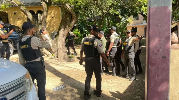 DNCD captura a tres presuntos microtraficantes durante allanamientos en Cambita Garabitos