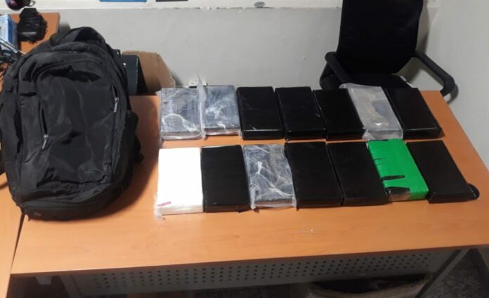 DNCD detiene croata con 14 paquetes de presunta cocaína