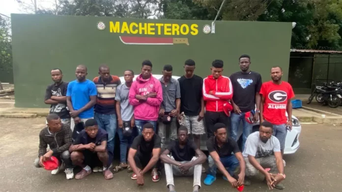 Ejército intercepta dos vehículos con 26 haitianos en condición migratoria irregular en Valverde