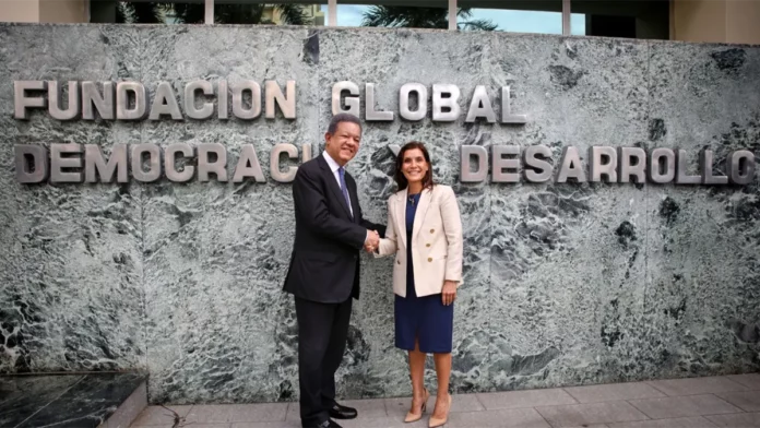 Embajadora de EE. UU. visita Funglode y se reúne con Leonel Fernández