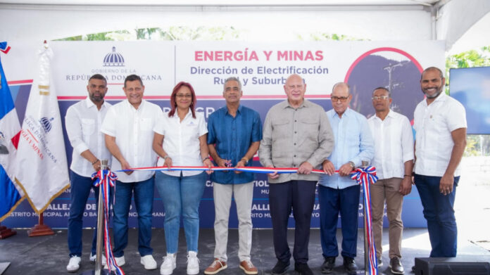 Energía y Minas entrega cuatro proyectos de electrificación rural en Samaná