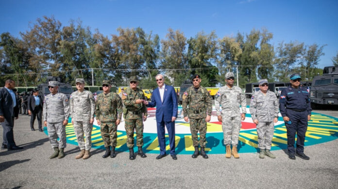 Abinader entrega equipos militares y vehículos blindados para fortalecer la seguridad nacional