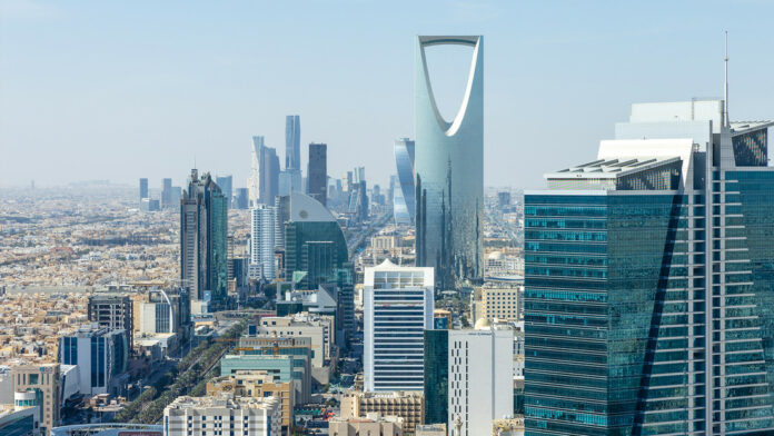 Reportan explosiones en la capital de Arabia Saudita
