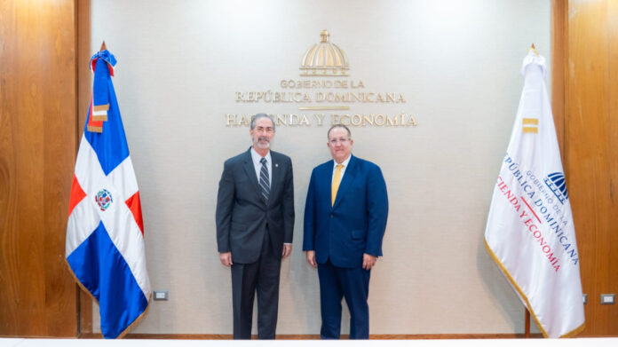 Hacienda y FIBA firman acuerdo que fortalece la lucha contra el lavado de activos en el sector de juegos de azar