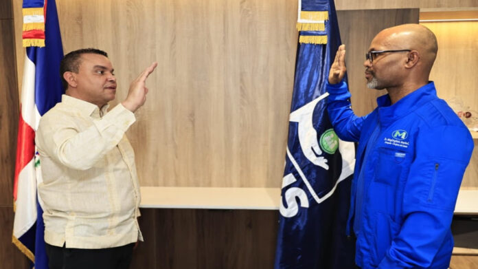 SNS juramenta nuevo director en Hospital Salvador B. Gautier