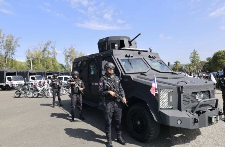 Gobierno entrega nuevo armamento y vehículos blindados a las Fuerzas Armadas
