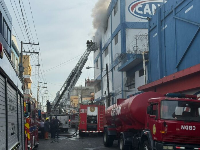 Incendio afecta tienda Garrido en la avenida Duarte, DN