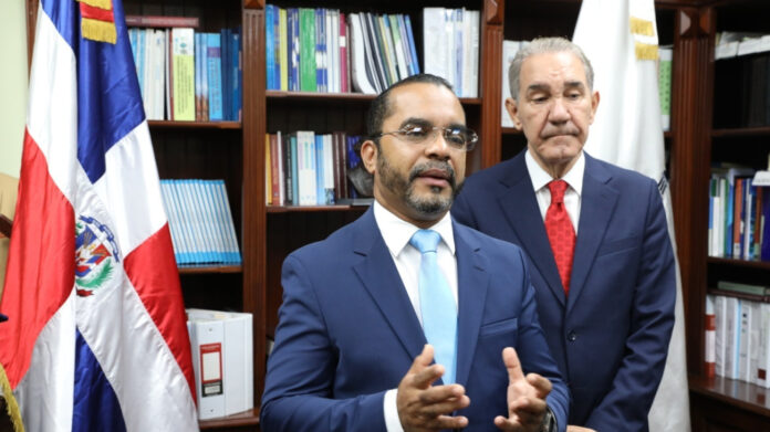 Franklin García Fermín juramenta a Jimmy Rosario Bernard como nuevo rector del ITLA