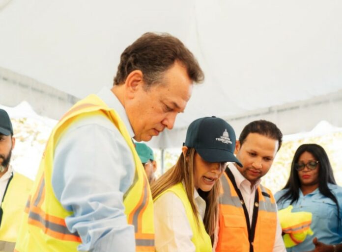 Ito Bisonó inicia proyecto en El Naranjo que incluye remozamiento de 50 viviendas