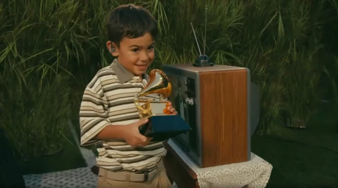 ¿Quién es el niño al que Bad Bunny le entregó el Grammy?