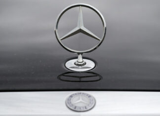 Las ganancias de Mercedes-Benz se desploman a la mitad