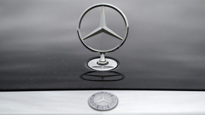 Las ganancias de Mercedes-Benz se desploman a la mitad