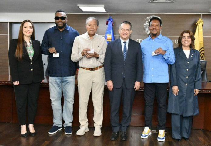 JCE entrega nueva cédula a miembros del Salón de la Fama de Cooperstown
