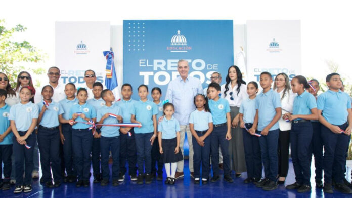 Abinader inaugura techados en los municipios Villa Los Almácigos y Monción