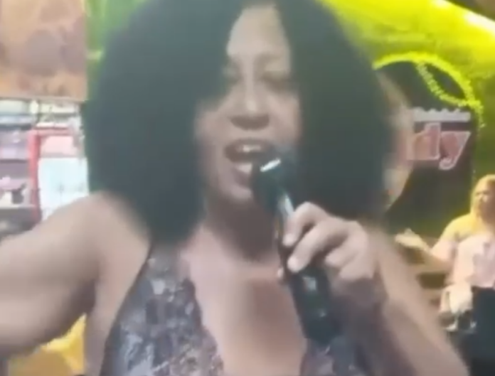 Detienen en Espaillat a mujer por interpretar el himno nacional en dembow