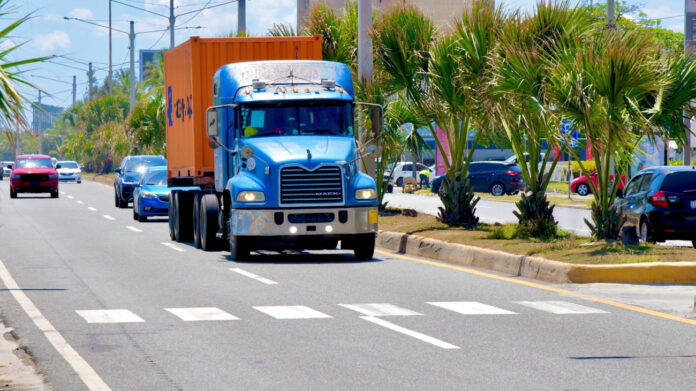 Intrant establece multa de RD$10,000 a camiones y patanas que circulen en el carril izquierdo