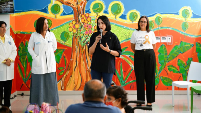 Primera dama comparte con niños y adolescentes con cáncer en la Unidad Oncopediátrica Uniendo Voluntades