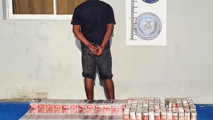 Apresan a un hombre e incautan más de 110 mil cigarrillos y drogas en Barahona y Pedernales